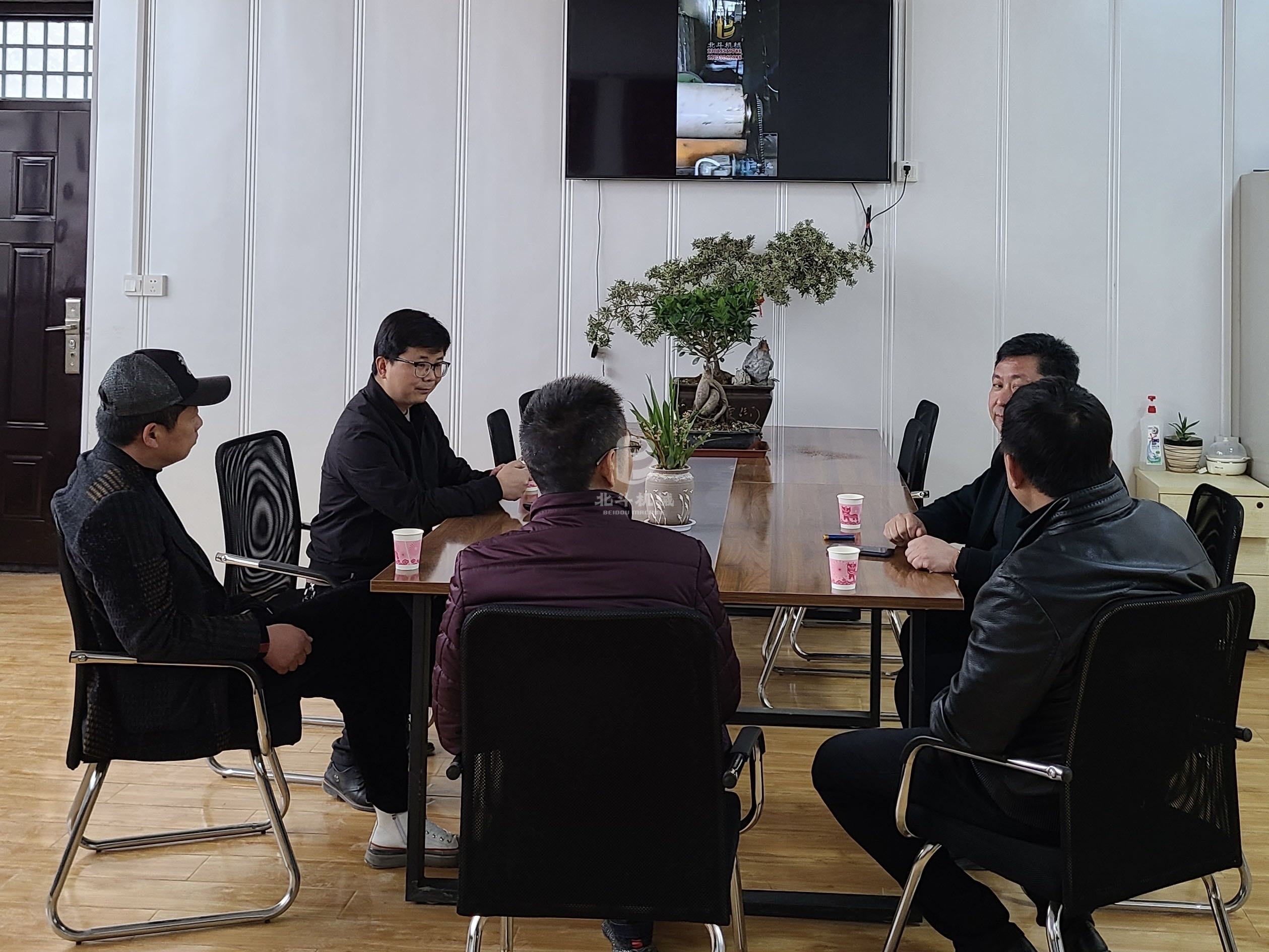 欢迎新疆客户前来我公司洽谈91香蕉视频在线看机生产线设备