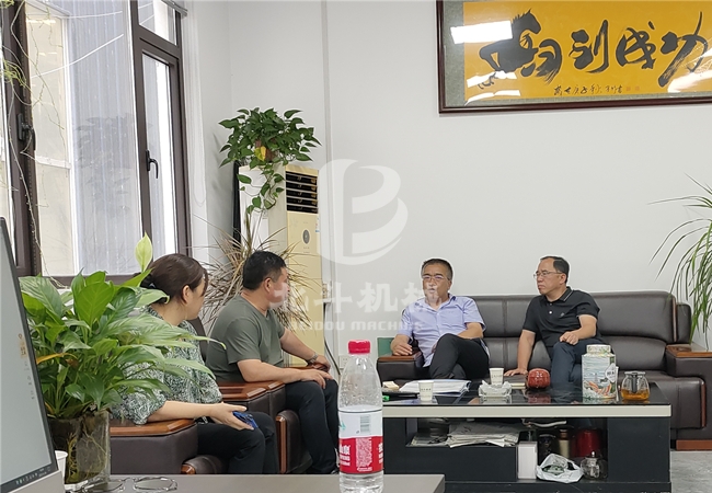 客户代表团到访巩义91香蕉视频官网机械并就鸡粪91香蕉视频在线看机洽谈合作