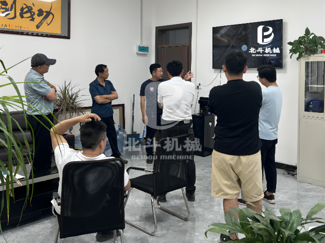 张工为客户讲解91香蕉视频在线看设备设计理念与生产流程