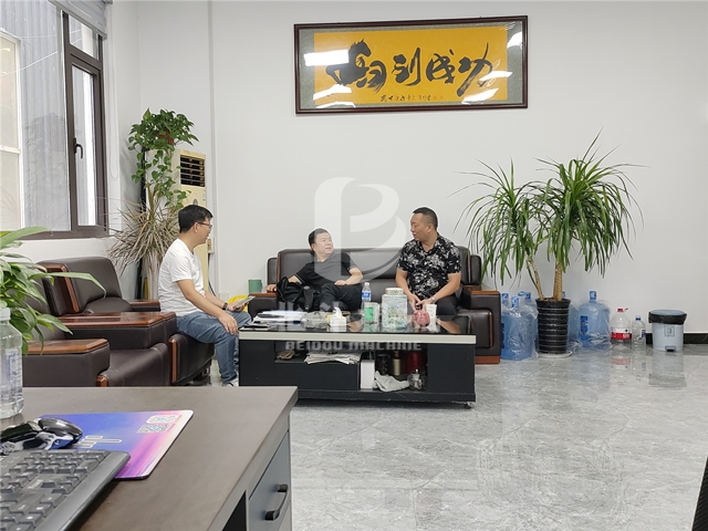 91香蕉视频官网机械销售经理与客户深入交谈