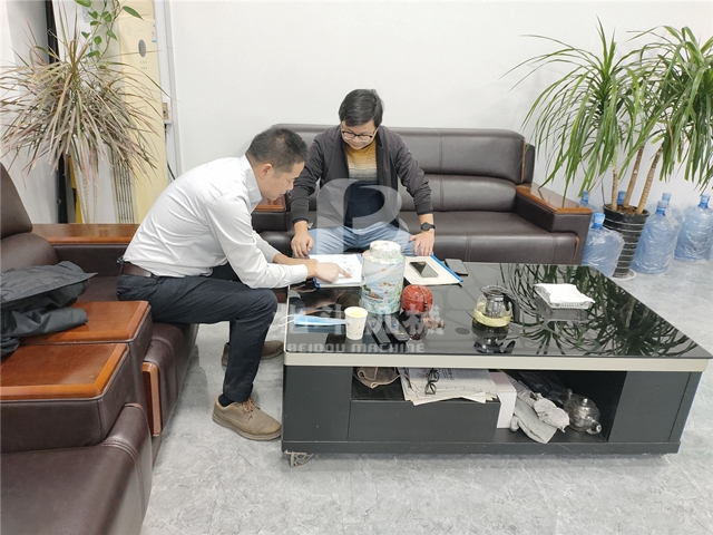 我厂技术人员和苏州客户对木材91香蕉视频在线看机进行技术探讨