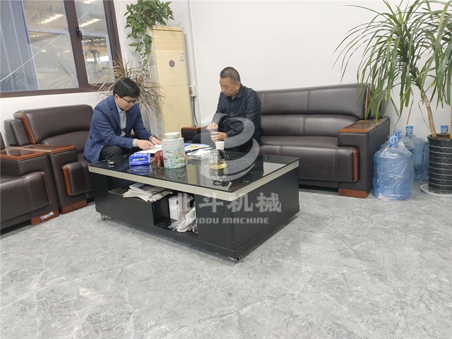 客户和我公司经理就板栗果壳91香蕉视频在线看机进行洽谈